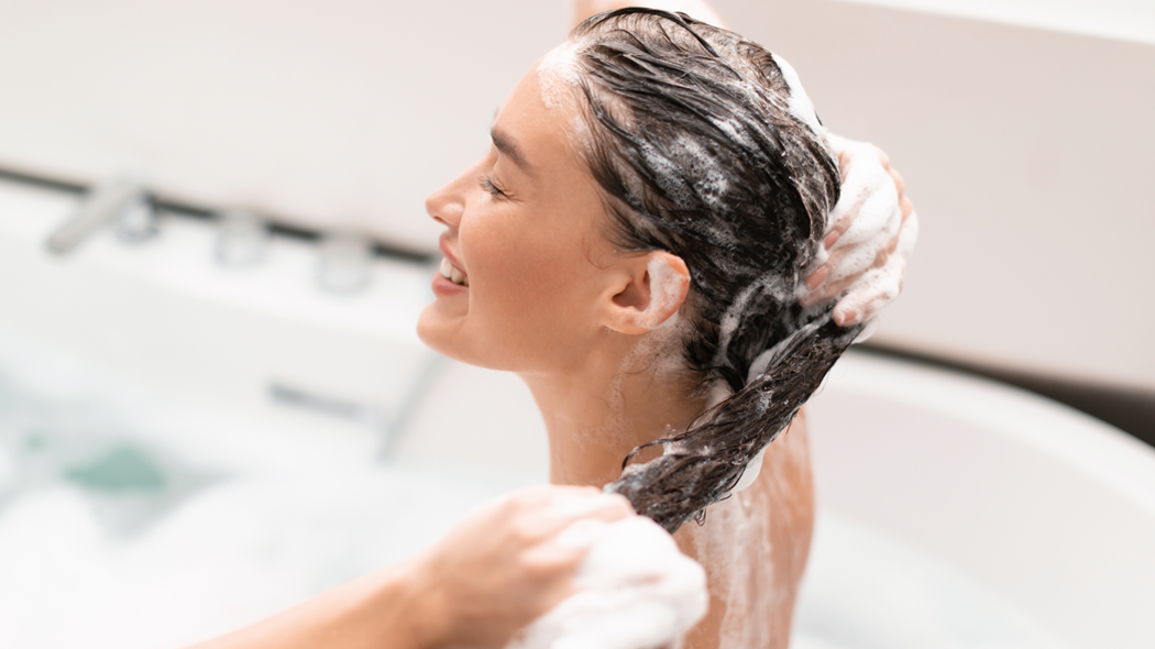 Šta je piling kose i kako može pomoći prevenciji sezonskog opadanja?